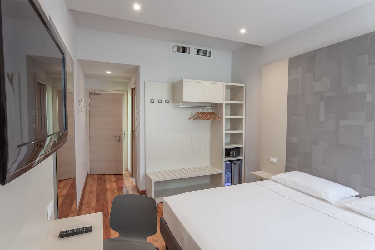 Cubrecamas, caja de seguridad en la habitación y escritorio