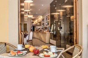 每日供应自助式早餐（每人 EUR 15）