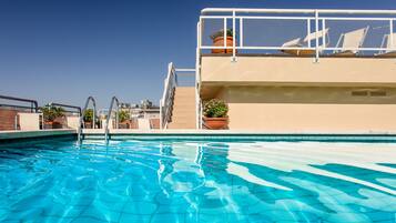 Una piscina al aire libre de temporada