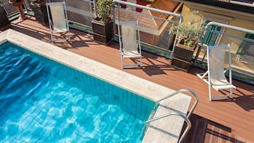 Una piscina al aire libre de temporada