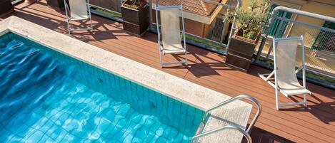 Een seizoensgebonden buitenzwembad