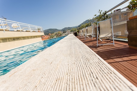 Una piscina al aire libre de temporada