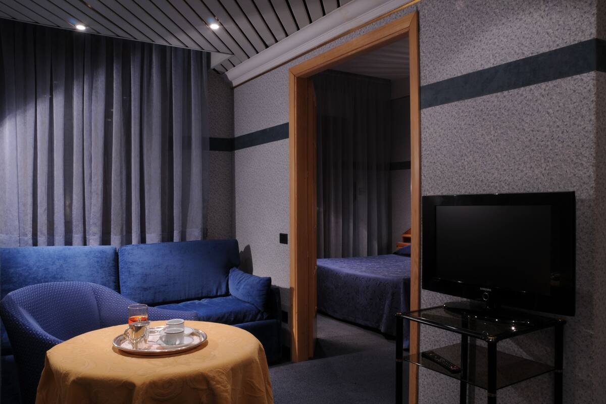 Minibar, coffres-forts dans les chambres, bureau, Wi-Fi gratuit