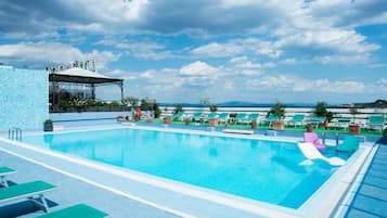 Piscine couverte, piscine extérieure, parasols de plage, chaises longues