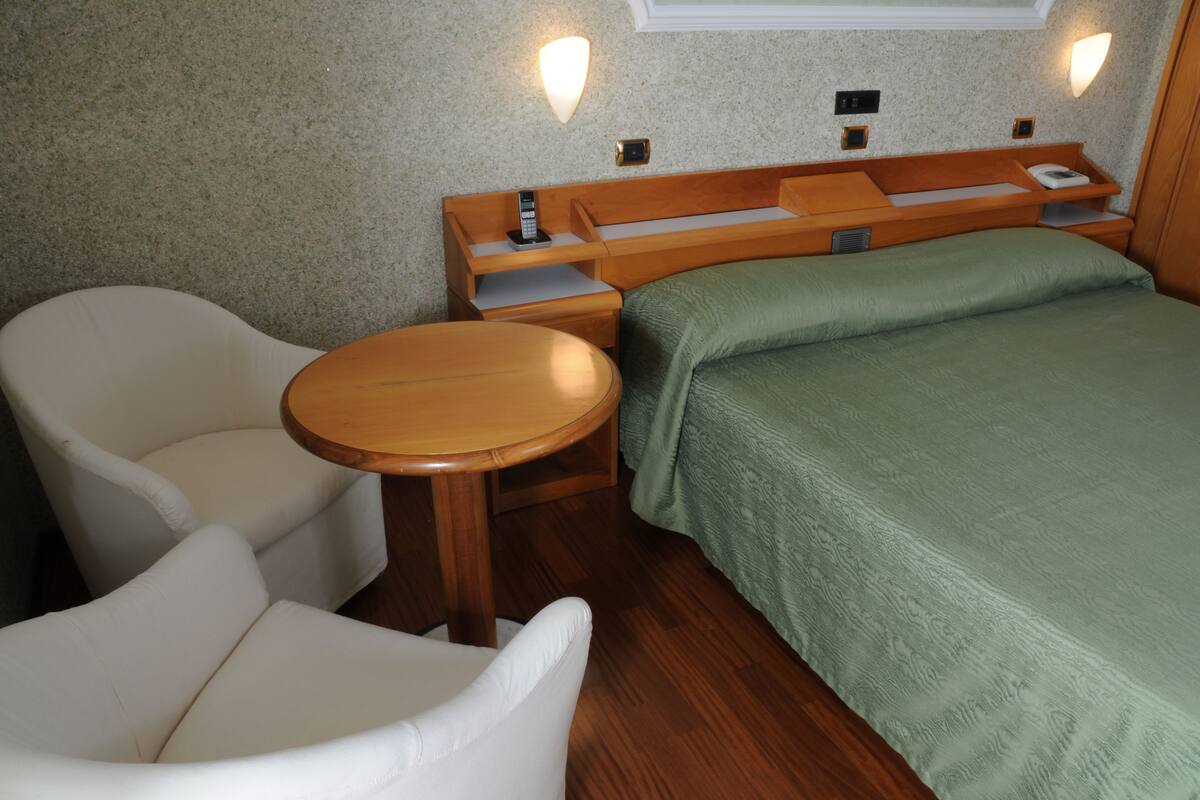 Minibar, coffres-forts dans les chambres, bureau, Wi-Fi gratuit