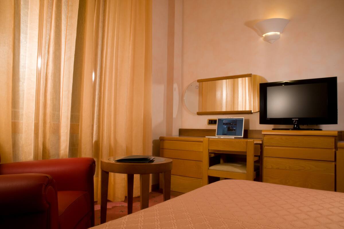 Minibar, coffres-forts dans les chambres, bureau, Wi-Fi gratuit