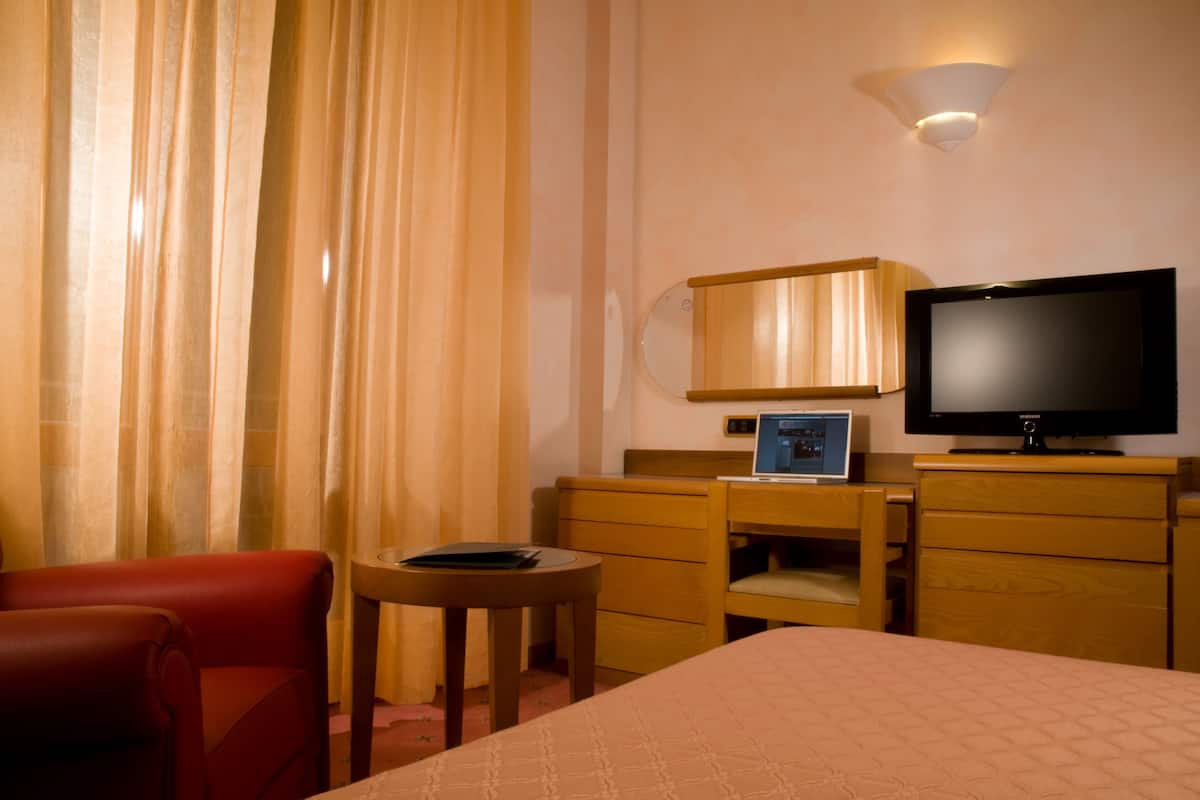 Minibar, in-room safe, desk, WiFi (free)