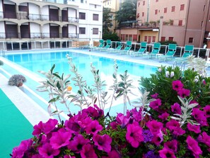 Indoor pool, seasonal outdoor pool, pool umbrellas, pool loungers - Grand Hotel Ambasciatori (Chianciano Terme)