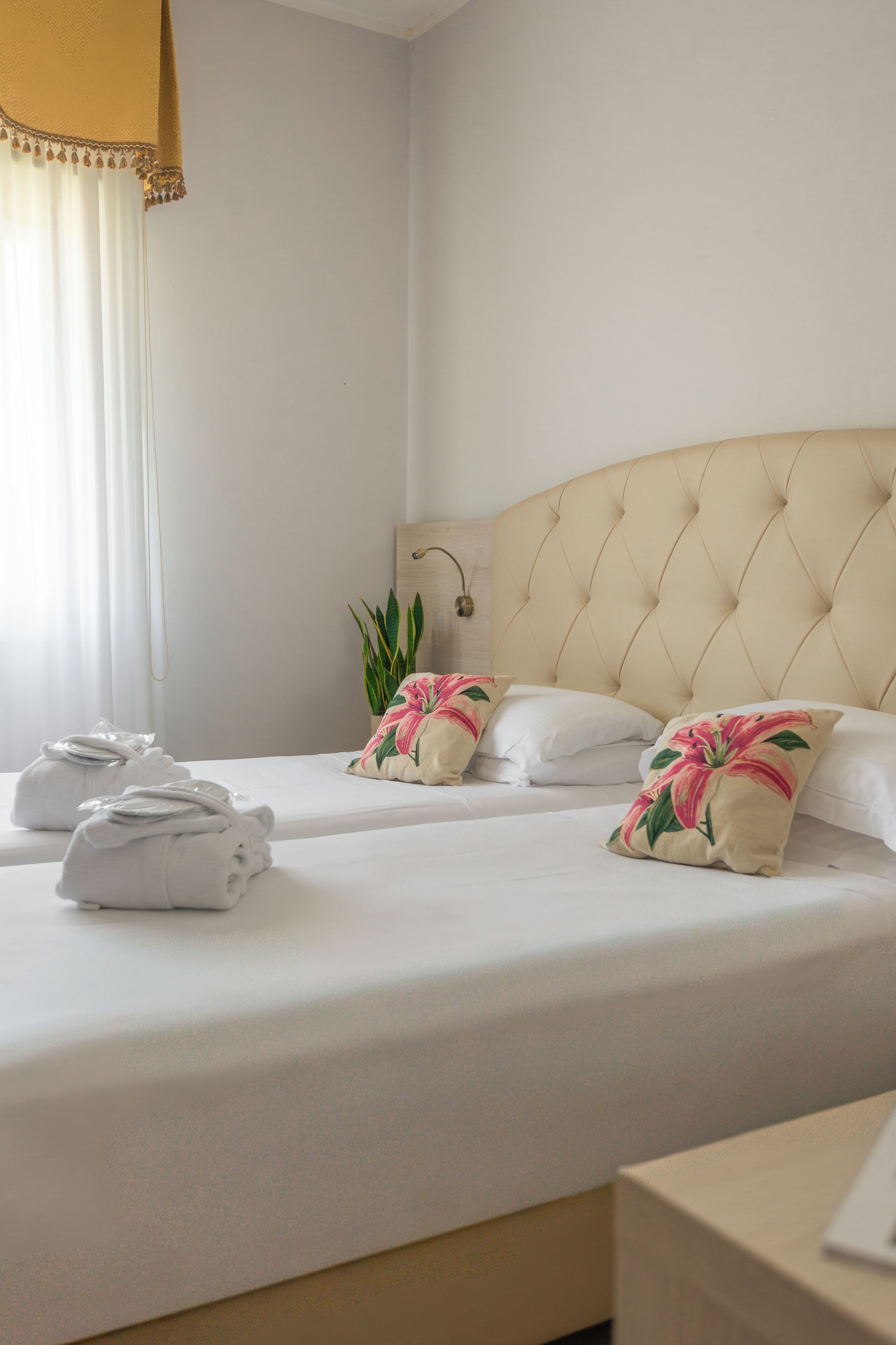 Perlengkapan mandi gratis, pengering rambut, kloset, dan handuk