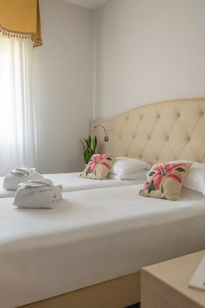 Kostenlose Toilettenartikel, Haartrockner, Bidet, Handtücher