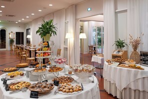 Free daily buffet breakfast