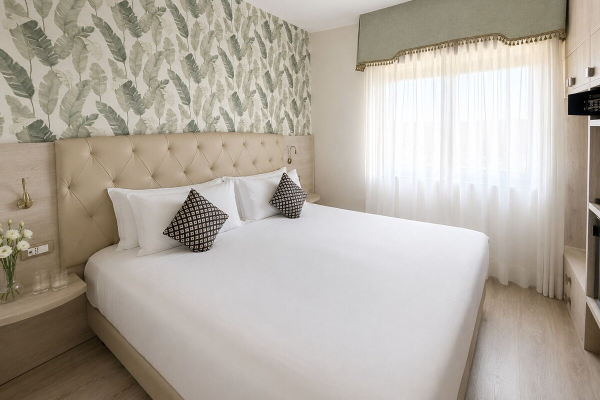 Deluxe Room | Down comforters, minibar, in-room safe, desk