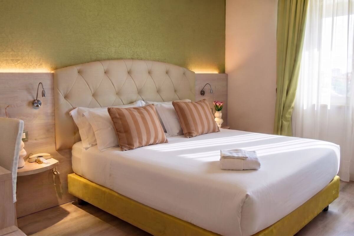 Executive Suite | Minibar, in-room safe, desk, cribs (free)