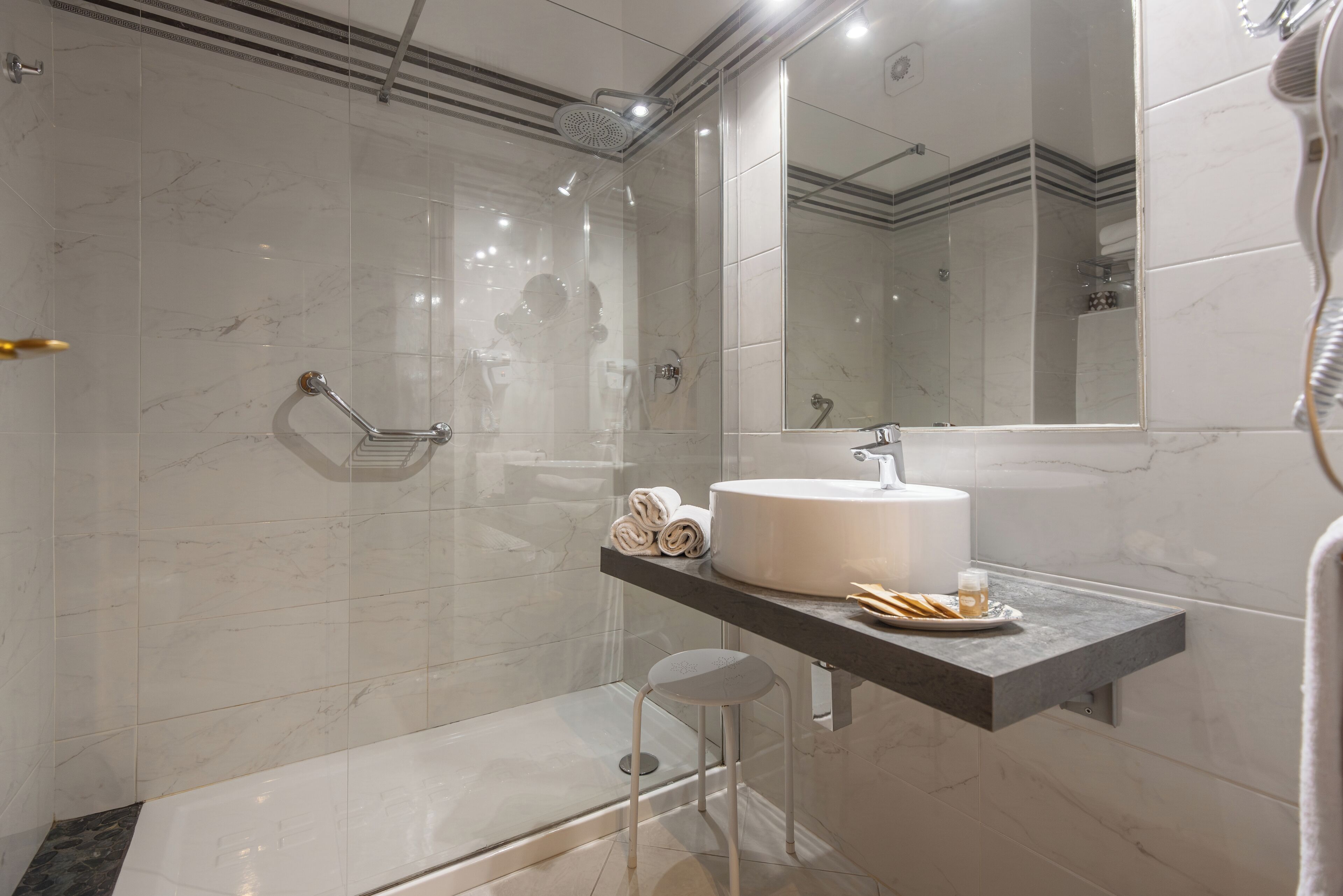 suite | bathroom | free toiletries, hair dryer, bidet, towels