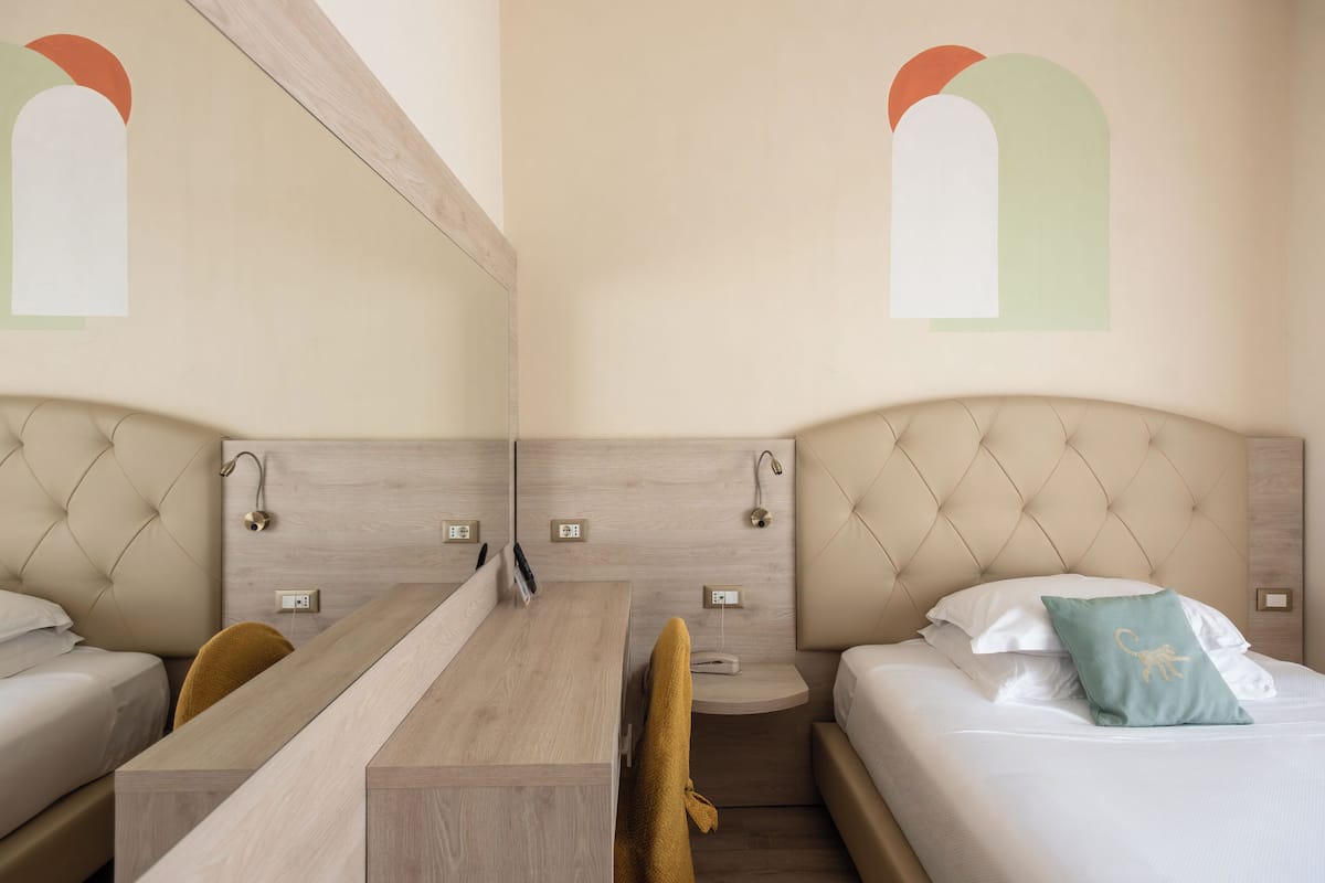 2 bedrooms, minibar, in-room safe, desk
