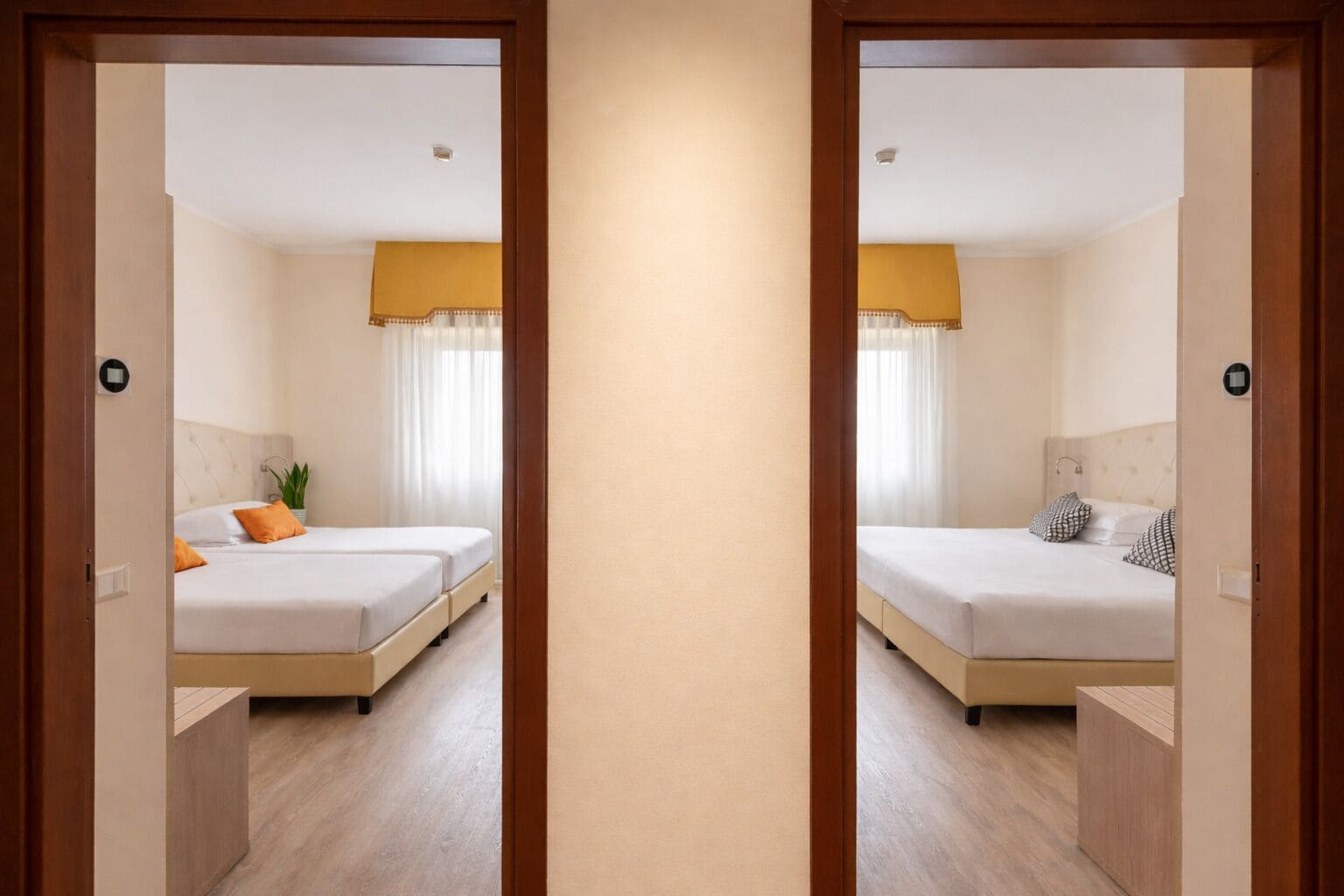 Une vue en miroir d’une chambre d’hôtel avec deux lits, une plante en pot et une fenêtre avec des rideaux.