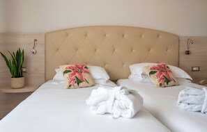 Minibar, in-room safe, desk, free cots/infant beds - Hotel Castello (Castel San Pietro Terme)