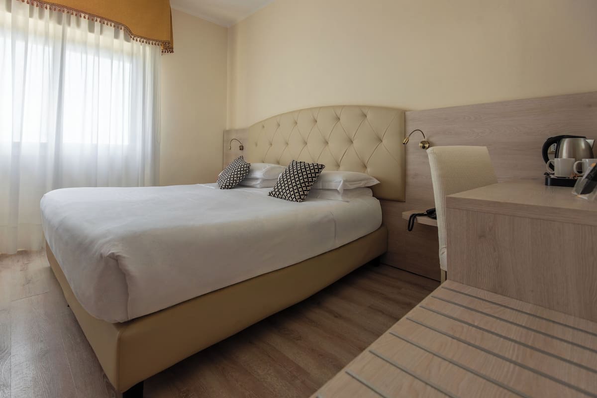 2 bedrooms, minibar, in-room safe, desk