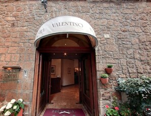 A stone building with a sign reading "HOTEL VALENTINO." - Hotel Valentino (Orvieto)