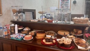 A breakfast buffet with various food items and beverages. - Hotel Valentino (Orvieto)