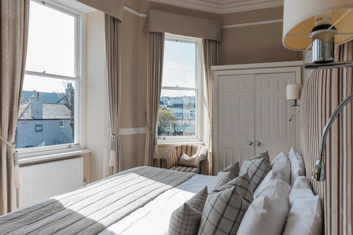 1 bedroom, in-room safe, desk, iron/ironing board