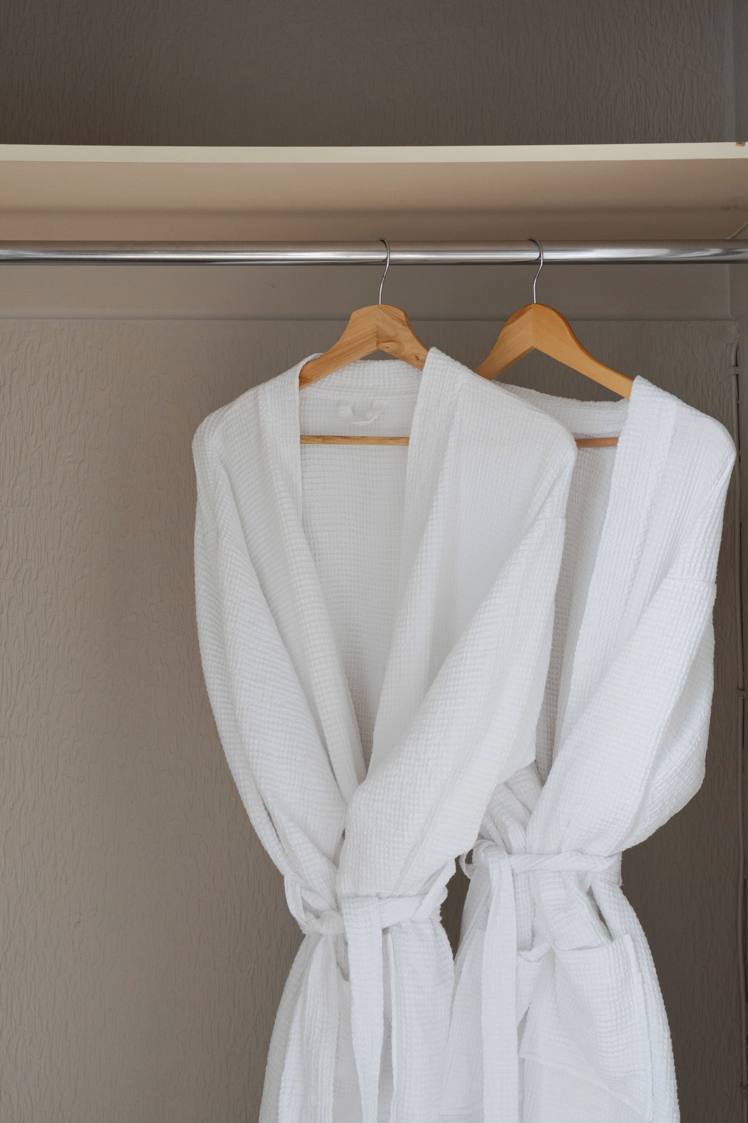 deluxe room | 1 bedroom, in-room safe, desk, iron/ironing board