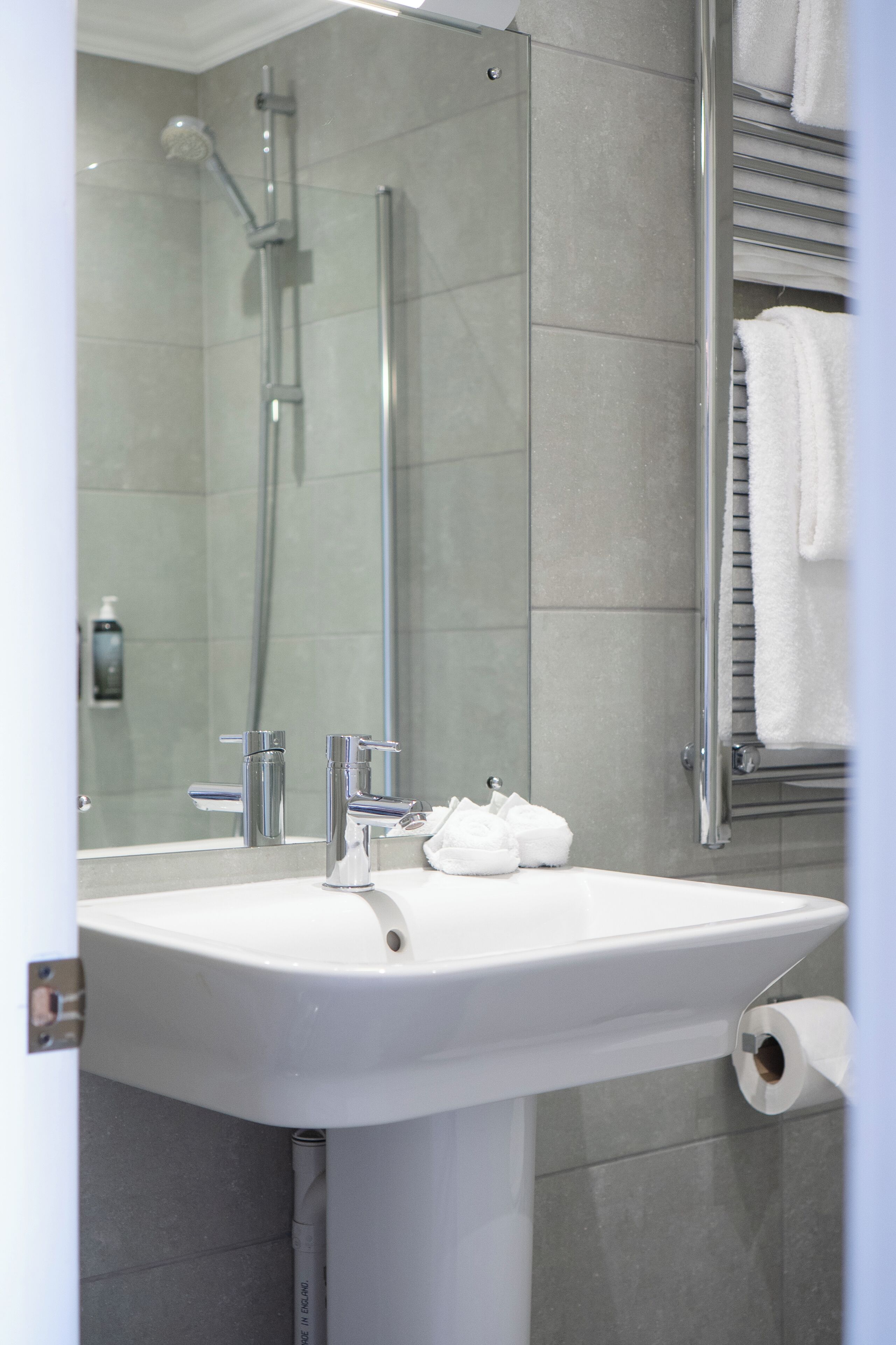 superior double or twin room | bathroom | combined shower/bathtub, deep-soaking bathtub, free toiletries