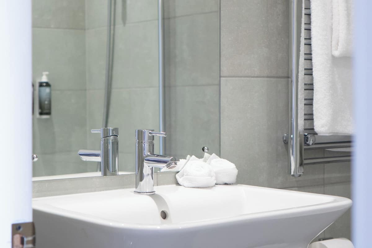 superior double or twin room | bathroom | combined shower/bathtub, deep-soaking bathtub, free toiletries