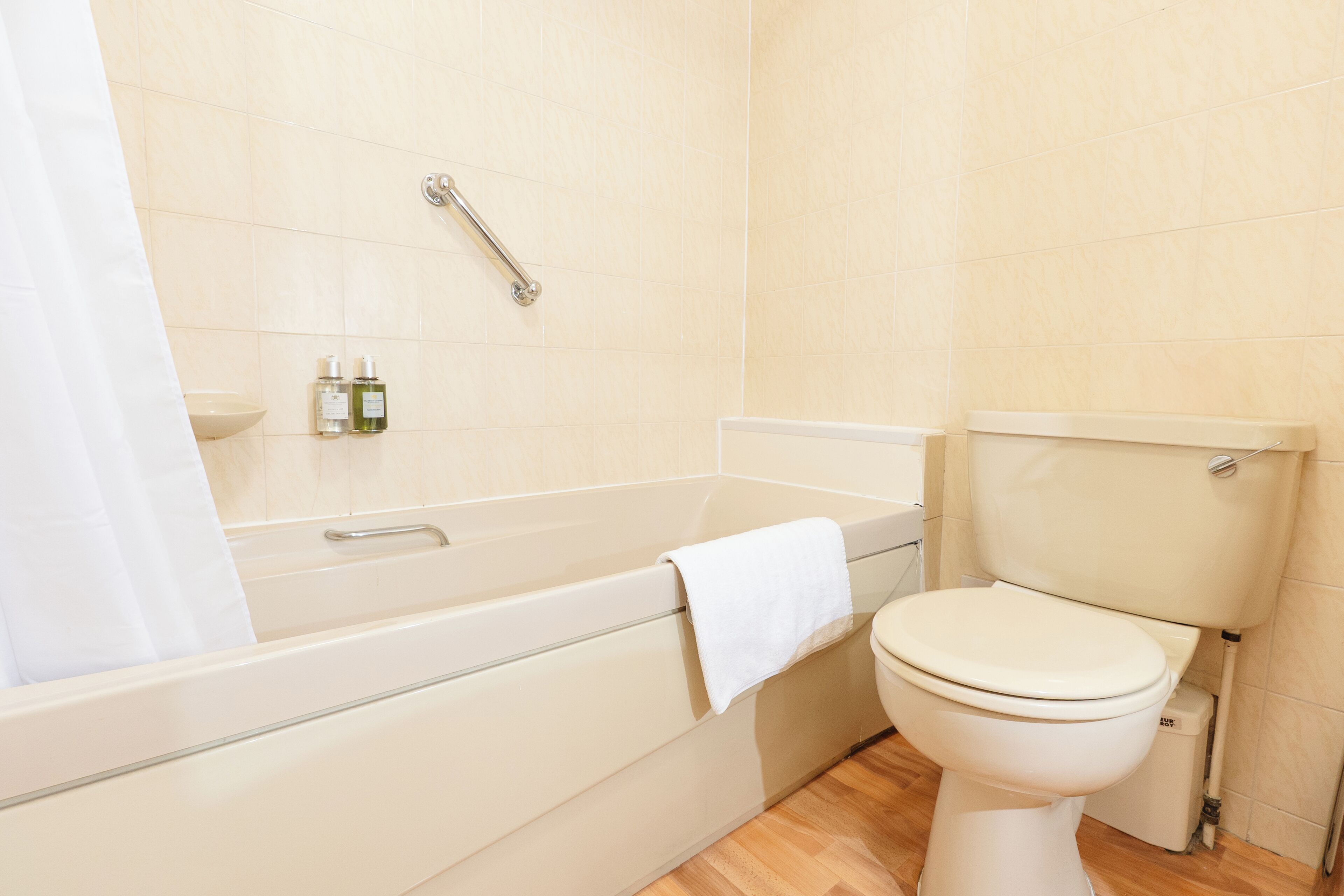 standard single room | bathroom | combined shower/bathtub, deep-soaking bathtub, free toiletries