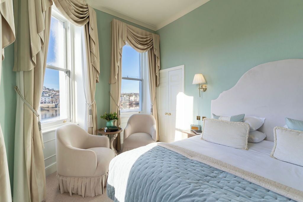 Caja de seguridad en la habitación y escritorio 