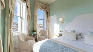 Quarto luxo | Cofres nos quartos, escrivaninha, ferros/tábuas de passar roupa