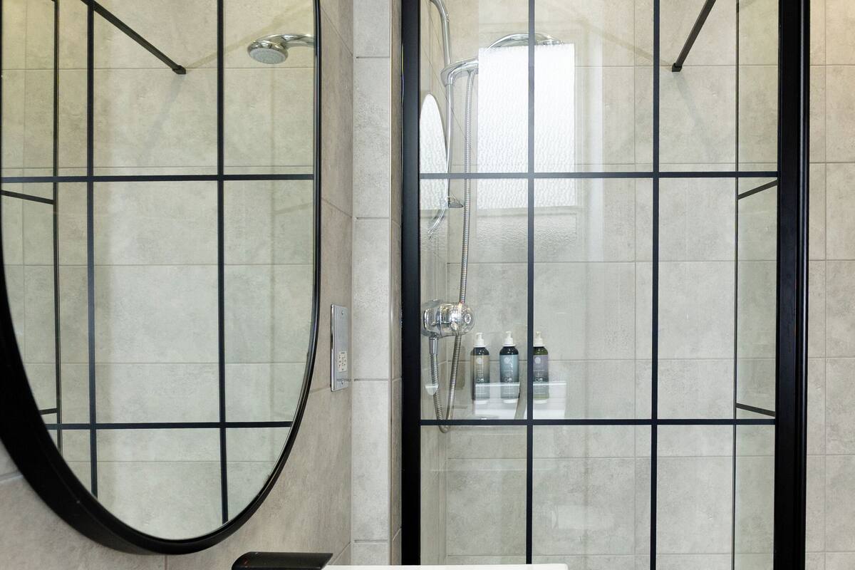 combined shower/bathtub, deep-soaking bathtub, free toiletries