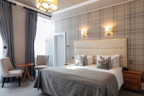 Deluxe Room | 1 bedroom, in-room safe, desk, iron/ironing board