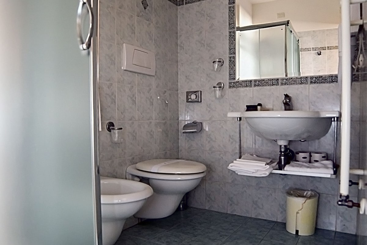 quadruple room | bathroom | shower, free toiletries, hair dryer, slippers