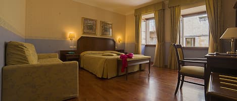 Neljän hengen huone | Minibaari, tallelokero huoneessa, työpöytä, silitysrauta/-lauta