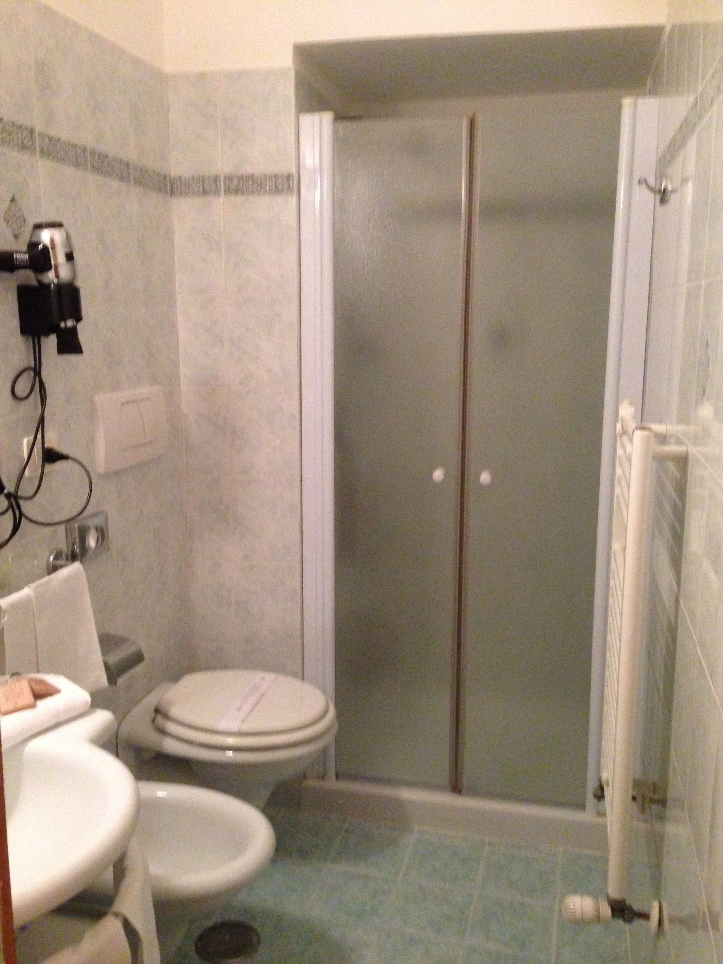 Un bagno con WC, bidet e doccia.