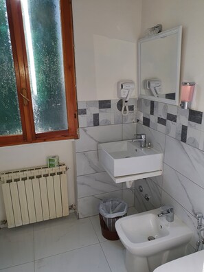 Triple Room | Bathroom | Free toiletries, bidet, towels