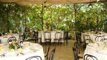 2 restaurantes; se sirve cocina local
