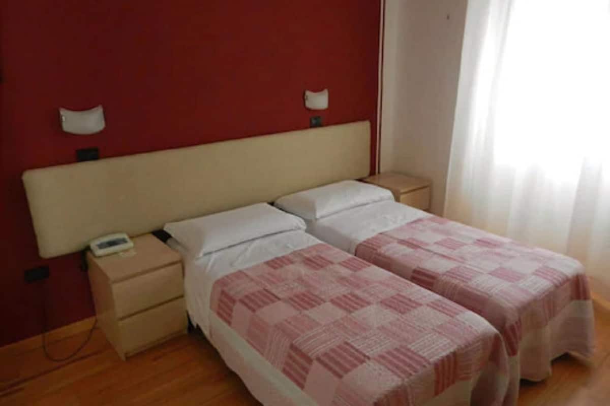double room | minibar, in-room safe, desk, free wifi