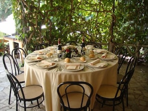 2 restaurantes; se sirve cocina local