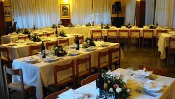 2 restaurants, spécialités Cuisine locale