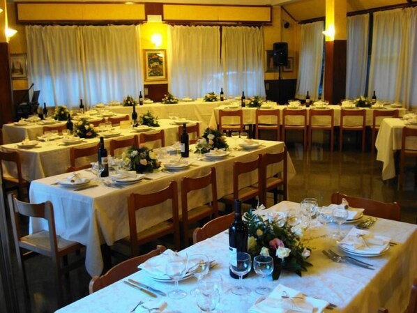 Hi ha 2 restaurants amb plats de cuina local
