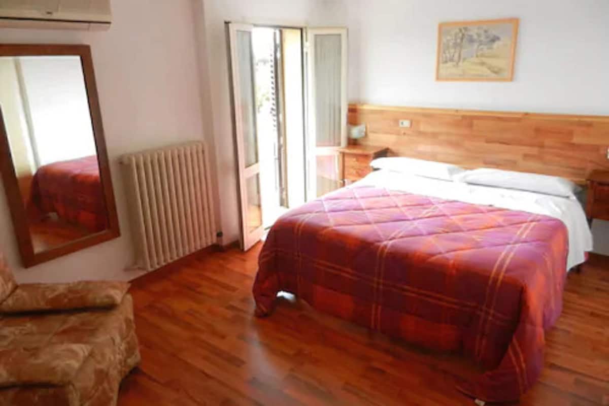 minibar, in-room safe, desk, free wifi