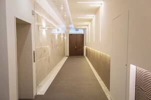 Ropa de cama de alta calidad, cubrecamas y minibar 