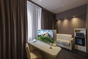 Sengetøy av topp kvalitet, dundyner, minibar og safe på rommet