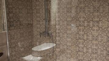 Une salle de bain moderne avec une douche à parois de verre, un lavabo blanc et un meuble-lavabo avec un miroir.