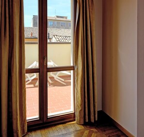 1 bedroom, premium bedding, down duvets, minibar
