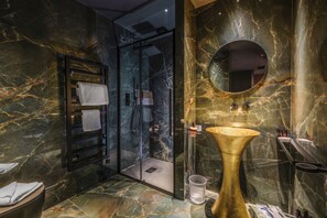 Bathtub, hair dryer, bidet, towels