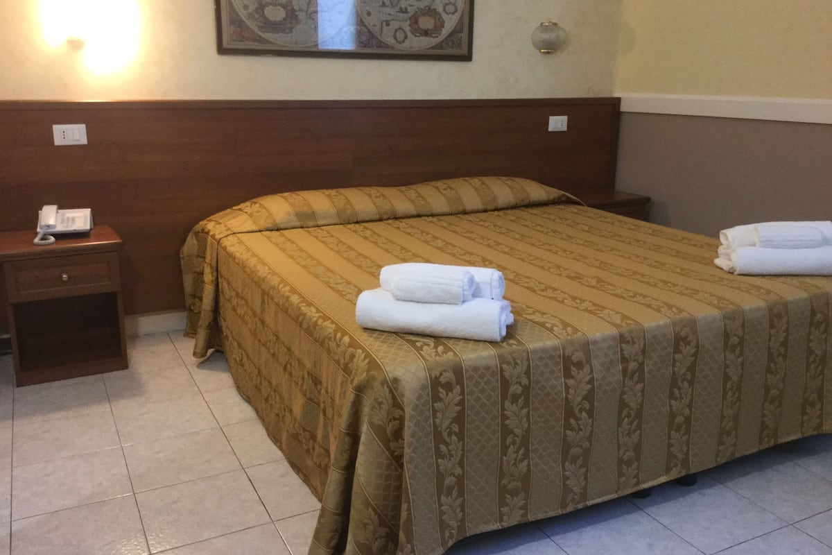 Ropa de cama de alta calidad, minibar, escritorio y wifi gratis