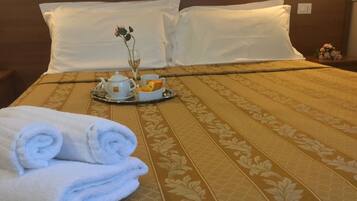 Premium bedding, minibar, desk, free WiFi